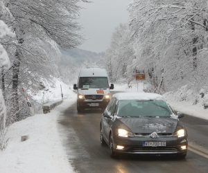 20.01.2023, Rakovica - Na podrucju Like pada sitan snijeg. Na cesti su zimski uvjeti zbog cega je obavezna zimska oprema za sva vozila. Photo: Kristina Stedul Fabac/PIXSELL