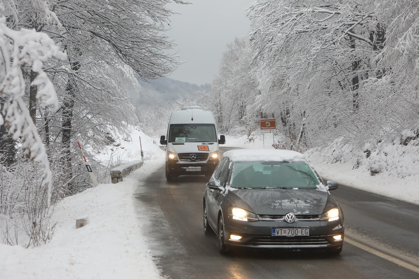 20.01.2023, Rakovica - Na podrucju Like pada sitan snijeg. Na cesti su zimski uvjeti zbog cega je obavezna zimska oprema za sva vozila. Photo: Kristina Stedul Fabac/PIXSELL
