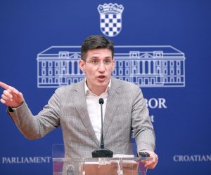 20.02.2023., Zagreb - Na konferenci za medije Kluba zastupnika Mosta odrzanoj u Saboru o temi „Postoji li HNB zbog nas, ili je tu zbog sebe?“ govorio je zastupnik Zvonimir Troskot.
. Photo: Patrik Macek/PIXSELL