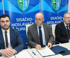 20.02.2023.,Sisak - Potpredsjednik Vlade Republike Hrvatske, ministar unutarnjih poslova Davor Bozinović i potpredsjednik Vlade Republike Hrvatske, ministar prostornog uredjenja, graditeljstva i drzavne imovine Branko Bacic, u pratnji zupana Ivana Celjaka potpisali su i urucili ugovore o uporabi  tzv. Tuskanova kuca i Odluke za stanove, a potom  obisli  radove obnove na zgradi „Komande“. Photo: Nikola Cutuk/PIXSELL
