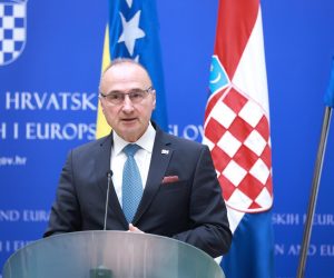 21.02.2023., Zagreb - Ministarstvo vanjiskih i europskih poslova. Ministar vanjskih i europskih poslova Gordan Grlic Radman dao je izjavu medijima nakon sastanka s Elmedinom Konakovicem, ministrom vanjskih poslova Bosne i Hercegovine. Photo: Sanjin Strukic/PIXSELL