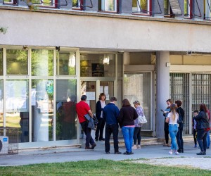 21.05.2020.., Pula - rNezaposleni Puljani cekaju svoj red kako bi usli u Zavod za zaposljavanje.rPhoto: Srecko Niketic/PIXSELL