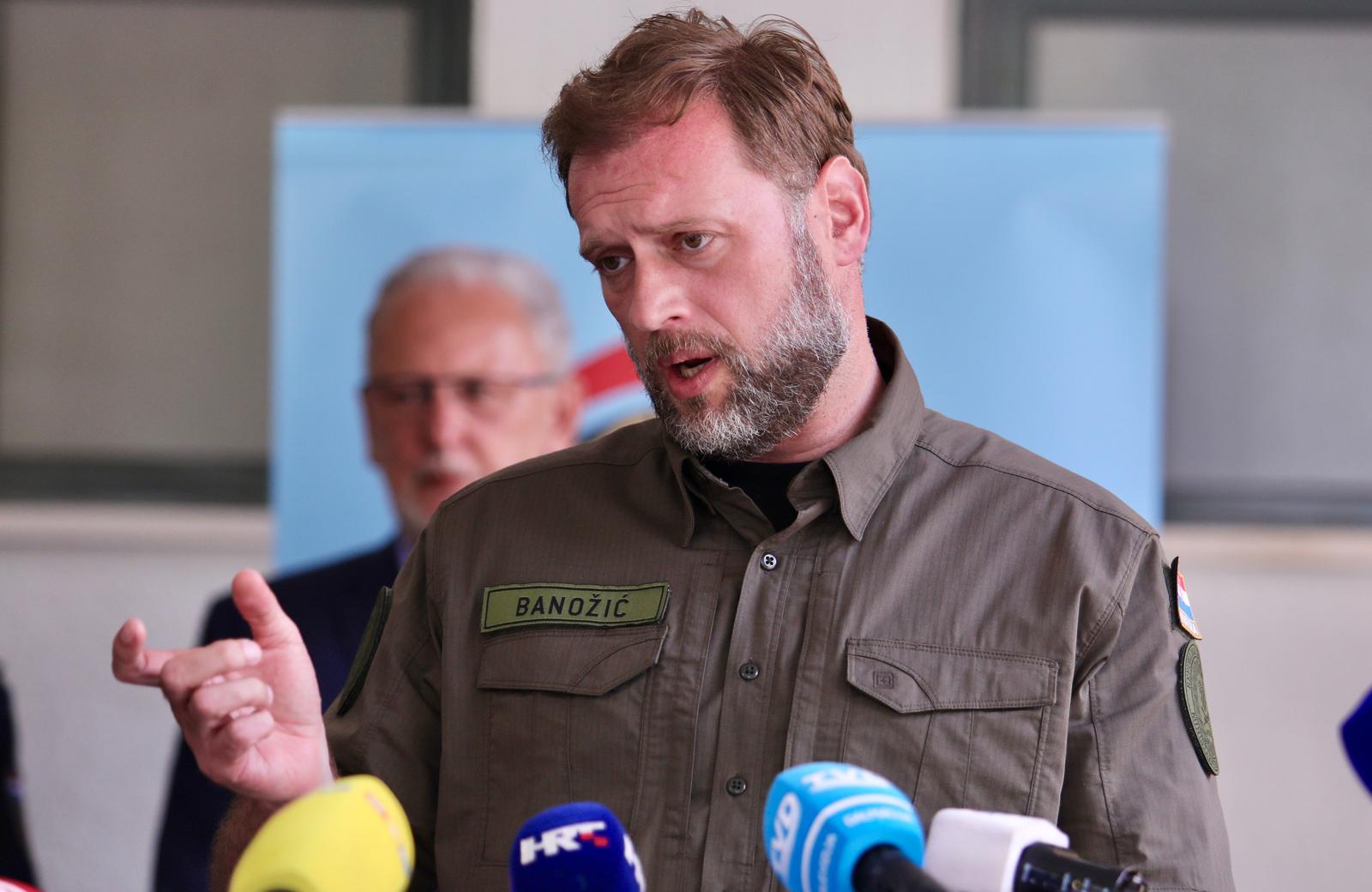 21.06.2021., Kastel Stafilic - U prostorijama Drzavne vatrogasne intervencijske postrojbe predstavljen je pocetak rada Operativnog vatrogasnog zapovjednistva u Divuljama povodom pocetka Protupozarne sezone 2021. ministar obrane Mario Banozic Photo: Ivo Cagalj/PIXSELL