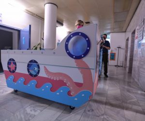 22.10.2021., Zagreb -Zagrebacka kreativna agencija I to nije sve skupa s Klinikom za djecje bolesti Zagreb predstavila je rezultat suradnje na zajednickom projektu snizavanja stresa kod djece na bolnickom lijecenju.Maleni brodic krevet sa kojim ce prevoziti djecu i uz manje straha ce ploviti bolnickim hodnicima. Photo: Igor Soban/PIXSELL