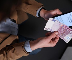 23.02.2023., Zagreb, Ministarstvo financija objavilo je javni poziv za izdavanje obveznica koje su ponudjene gradjanima. Upis pocinje u srijedu i trajat ce tjedan dana u poslovnicama banaka koje sudjeluju u tom postupku. Najmanji ulog je 500 eura, a rok dospijeca dvije godine. Kamatna stopa je 3,25 posto. Prvim tzv. narodnim obveznicama u novijoj hrvatskoj povijesti Vlada zeli prikupiti milijardu eura Photo: Emica Elvedji/PIXSELL