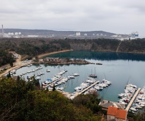 23.2.2023.., Omisalj - U uvali Pesja u blizini Lng terminala u Omislju doslo je do oneciscenja mora.    Photo: Nel Pavletic/PIXSELL
