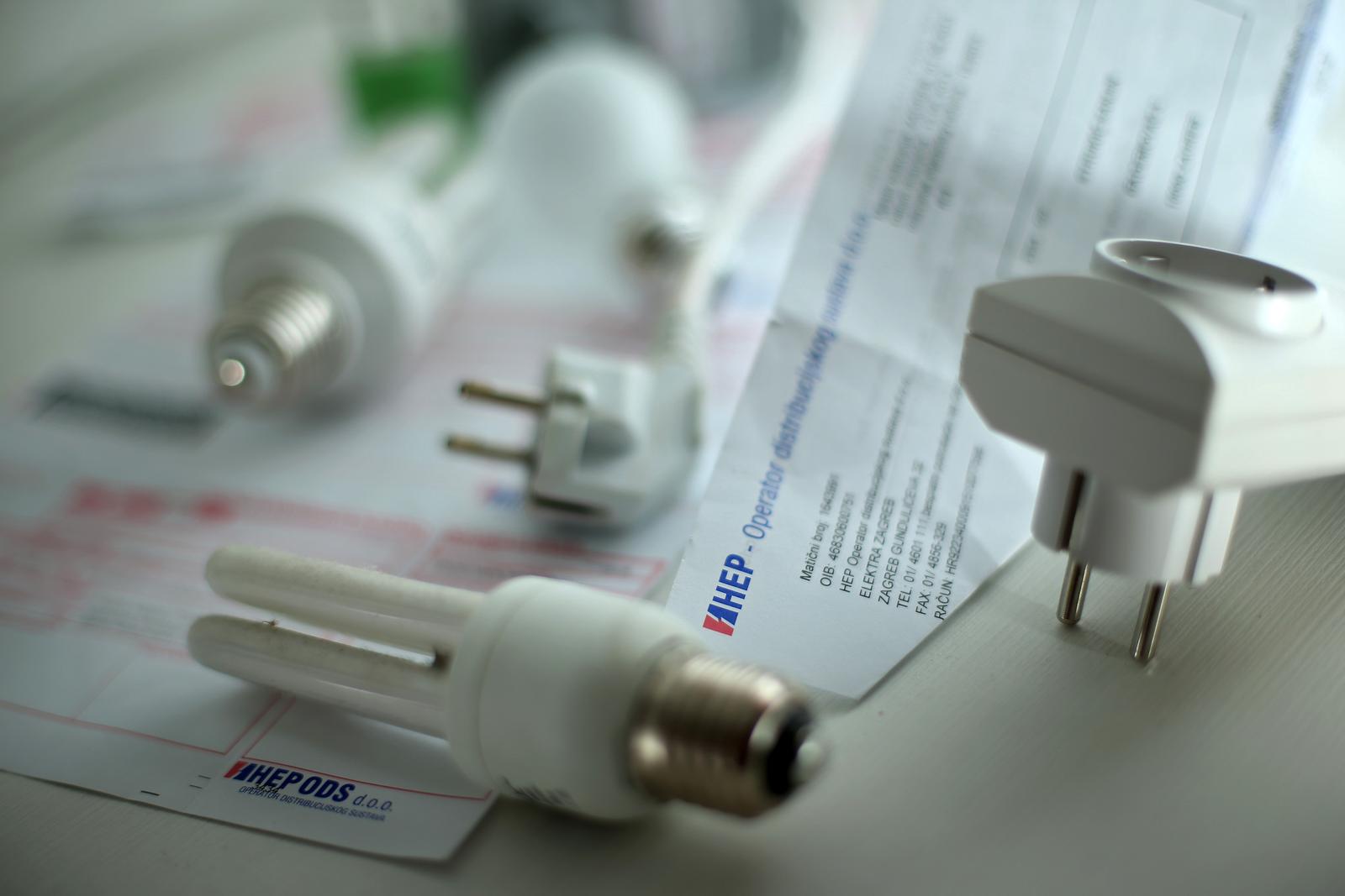 22.06.2013., , Zagreb - Ilustracija za elektricnu struju i potrosnju. Prije samog ulaska u Europsku uniju Hrvatska elektroprivreda - HEP, dobila je konkuenciju a rijec je o slovenskoj tvrtki GEN-I koja obecaje i do 30 posto jeftiniju struju te tvrtka RWE Energija koja upravo priprema izlazak na siroko trziste pa gradjani uskoro mogu ocekivati informacije o konkretnim ponudama za kupce. r"nPhoto: Sanjin Strukic/PIXSELL