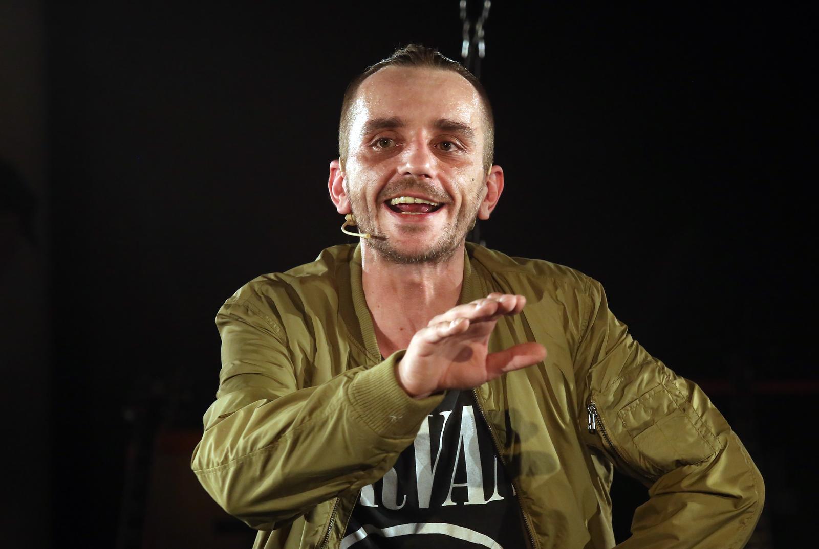 23.06.2016., Sibenik - Ivan Decak nastupio je na 56. medjunarodnom festivalu u Sibeniku kratko kao gost u predstavi Priroda i drustvo. Predstava Priroda i drustvo u reziji Nore Krstulovic i izvedbi ZeKaeMa-a, projekt je koji je HDS ZAMP inicirao prosle godine, a s ciljem da mladima ukaze na vaznost postivanja autorskog rada i umjetnosti, kulture i kreativnosti. Autorski ju, uz Kolektiv SKROZ (Nora Krstulovic, Maja Sviben i Vedran Peternel), potpisuje i izvrsna glumacka ekipa: Edvin Liveric, Jasmin Telalovic, Dora Polic Vitez, Zoran cubrilo, Mia Biondic i Andjela Ramljak."nPhoto: Dusko Jaramaz/PIXSELL