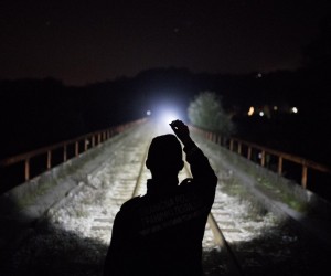 22.10.2020., Zvornik, Bosna i Hercegovina - Rijeka Drina prirodna je granica izmedju BiH i Srbije, takodjer i posljednja rijeka koju migranti moraju prijeci kako bi se domogli BiH, a kasnije Hrvatske i EU. U Zvorniku i regiji granicna policija pokriva oko 130 km granice, a po sistematizaciji GPBiH trenutno nedostaje vise od 300 policijskih sluzbenika za obavljanje redovnih aktivnosti u nadzoru granice i cak 1300 policijskih sluzbenika kako bi se adekvatno odgovorilo na zastitu granice u migrantskoj krizi. S ciljem nadilazenja problema kadrovske ne popunjenosti, kontinuirano se kao ispomoc GPBiH angaziraju policijski sluzbenici Direkcije za koordinaciju policijskih tijela BiH i Drzavne agencije za istrage i zastitu BiH, te Ministarsvo unutrasnjih poslova Republike Srpske. Prema podaci IOM-a u BiH je ove godine uslo 13,350 migranata, a prema podacima GPBiH, oni su odvratili 10,449 migranata i otkrili 35 kaznenih djela "krijumcarenje ljudi". S dolaskom jeseni, tranzit migranata iz Srbije u BiH je sve manji zbog hladnog vremena i visokog vodostaja Drine, ali migranti se vracaju u Srbiju, zbog boljih prihvatnih centara. Policija kontrolira zeljeznicki most, jedinu kopnenu granica sa Srbijom u ovoj regiji (osim granicnog prijelaza) na kojoj migranti pokusavaju ilegalno prijeci granicu. Photo: Armin Durgut/PIXSELL