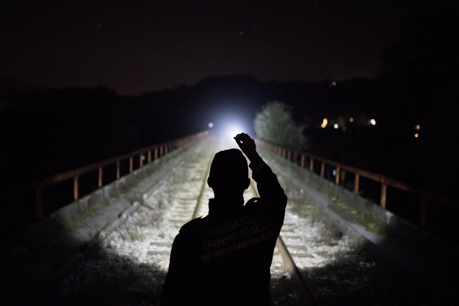 22.10.2020., Zvornik, Bosna i Hercegovina - Rijeka Drina prirodna je granica izmedju BiH i Srbije, takodjer i posljednja rijeka koju migranti moraju prijeci kako bi se domogli BiH, a kasnije Hrvatske i EU. U Zvorniku i regiji granicna policija pokriva oko 130 km granice, a po sistematizaciji GPBiH trenutno nedostaje vise od 300 policijskih sluzbenika za obavljanje redovnih aktivnosti u nadzoru granice i cak 1300 policijskih sluzbenika kako bi se adekvatno odgovorilo na zastitu granice u migrantskoj krizi. S ciljem nadilazenja problema kadrovske ne popunjenosti, kontinuirano se kao ispomoc GPBiH angaziraju policijski sluzbenici Direkcije za koordinaciju policijskih tijela BiH i Drzavne agencije za istrage i zastitu BiH, te Ministarsvo unutrasnjih poslova Republike Srpske. Prema podaci IOM-a u BiH je ove godine uslo 13,350 migranata, a prema podacima GPBiH, oni su odvratili 10,449 migranata i otkrili 35 kaznenih djela "krijumcarenje ljudi". S dolaskom jeseni, tranzit migranata iz Srbije u BiH je sve manji zbog hladnog vremena i visokog vodostaja Drine, ali migranti se vracaju u Srbiju, zbog boljih prihvatnih centara. Policija kontrolira zeljeznicki most, jedinu kopnenu granica sa Srbijom u ovoj regiji (osim granicnog prijelaza) na kojoj migranti pokusavaju ilegalno prijeci granicu. Photo: Armin Durgut/PIXSELL