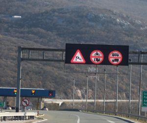 23.11.2021., Rijeka  - Olujni vjetar na autocesti A6 Rijeka-Zagreb na dionici Ostrovica-Kikovica usporava promet.  
  Photo: Goran Kovacic/PIXSELL