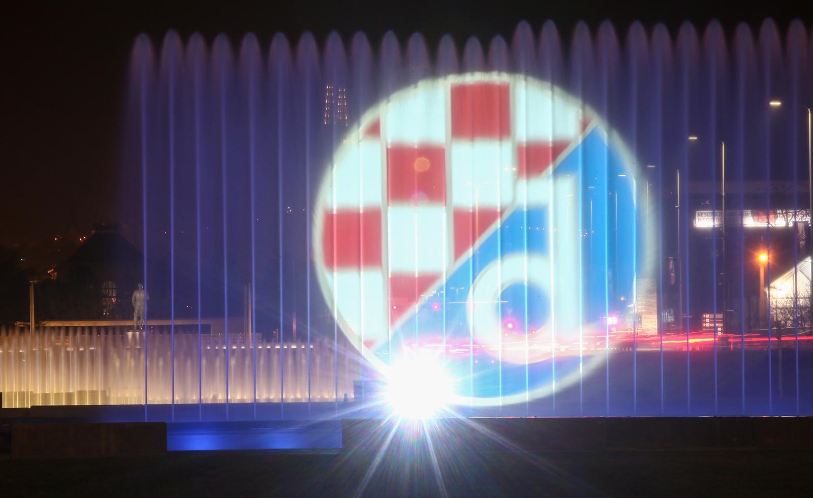 24.02.2021., Zagreb - Fontana u Ulici Hrvatske bratske zajednice svijetli u plavoj boji prikazujuci grb Dinama i poseban vizual Dinamovog proljeca.rPhoto: Matija Habljak/PIXSELL