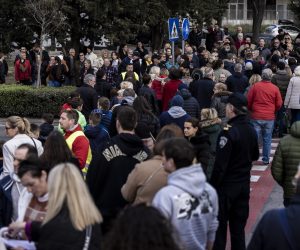 24.02.2023., Split - Stanovnici splitskog kvarta Spinut stalnim prelaskom pjesackog prelaza ispred nebodera zaustavili su promet i poslali poruku Upravi grada protiv izgradnje pretovarne stanice. Photo: Milan Sabic/PIXSELL