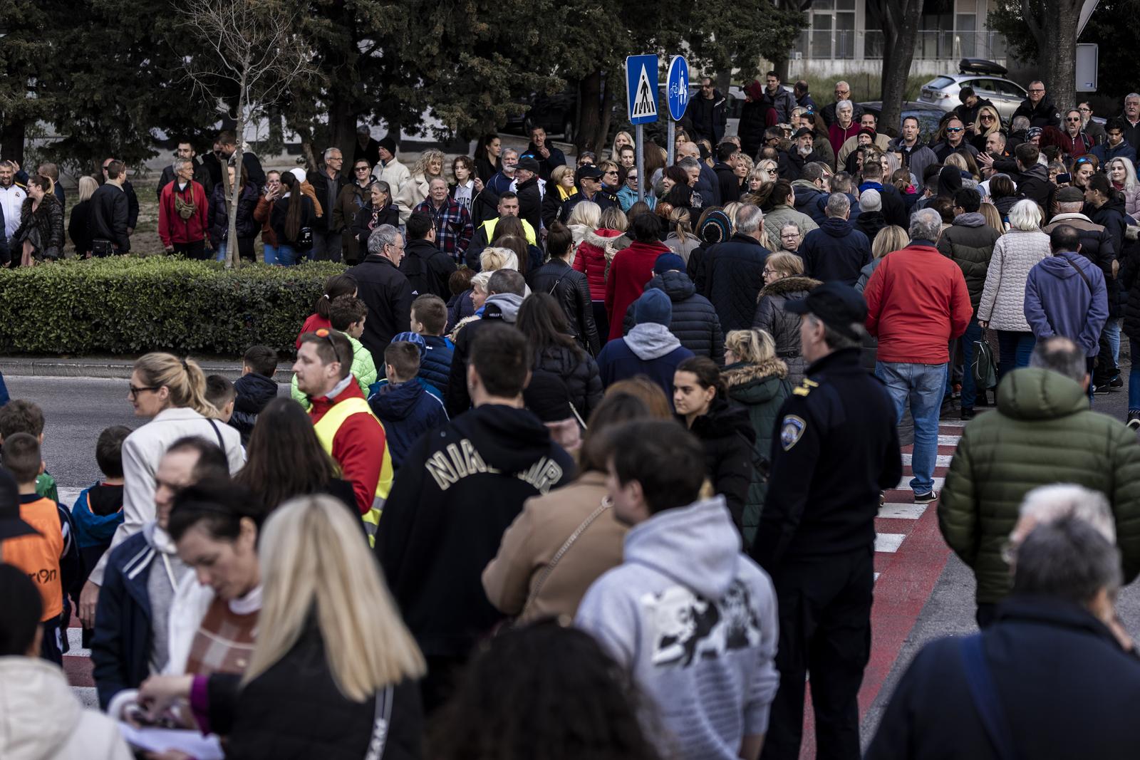 24.02.2023., Split - Stanovnici splitskog kvarta Spinut stalnim prelaskom pjesackog prelaza ispred nebodera zaustavili su promet i poslali poruku Upravi grada protiv izgradnje pretovarne stanice. Photo: Milan Sabic/PIXSELL