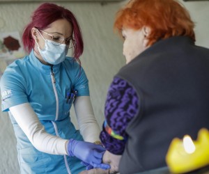 24.03.2022., Zagreb - Sestra Danijela iz laboratorija LabPlus pacijentici Nevenki vadi krv u kucnoj posjeti. Photo: Jurica Galoic/PIXSELL