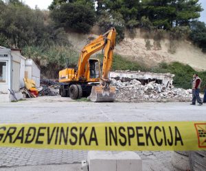 24.10.2017., Split - Na znjanskom platou ugostitelji su nastavlii s rusenjem objekata i nakon sto su stigli djelatnici ministarstva, policija i gradjevinski inspektori. Bageri gradjevinske inspekcije poceli rusiti objekte koje vlasnici nisu sami uklonili. r"nPhoto: Ivo Cagalj/PIXSELL