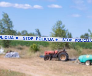 25.08.2021., Zadar - Na podrucju Smilcica policija je pronasla preko 7 tisuca stabljika konoplje zasadjene medju stabljikama industrijske konoplje za ciji uzgoj 58-godisnji vlasnik ima registriranu tvrtku. rPhoto: Dino Stanin/PIXSELL