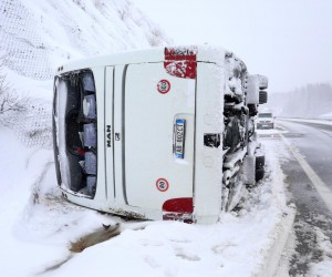 26.02.2023., Brinje - Na autocesti A1, kod cvora Brinje, doslo je do prometne nesrece u kojoj je autobus albanskih nacionalnih oznaka udario u ogradu te se prevrnuo. U trenutku nesrece u autobusu se nalazilo devet putnika i vozac. Jedna osoba je poginula, a vise ih je ozlijedjeno. Photo: Kristina Stedul Fabac/PIXSELL