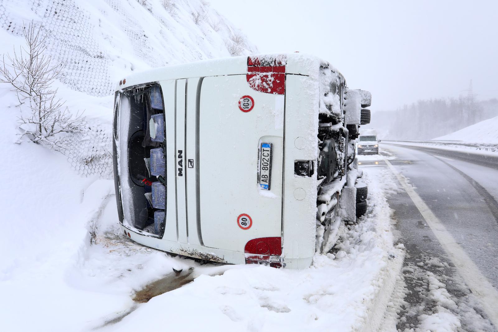 26.02.2023., Brinje - Na autocesti A1, kod cvora Brinje, doslo je do prometne nesrece u kojoj je autobus albanskih nacionalnih oznaka udario u ogradu te se prevrnuo. U trenutku nesrece u autobusu se nalazilo devet putnika i vozac. Jedna osoba je poginula, a vise ih je ozlijedjeno. Photo: Kristina Stedul Fabac/PIXSELL