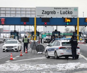 26.02.2023., Zagreb - Policija na NP Lucko docekuje navijace Hajduka koji na utakmicu moraju ici pod pratnjom policije s obzirom da je utakmica proglasena utakmicom visokog rizika. Photo: Zeljko Hladika/PIXSELL