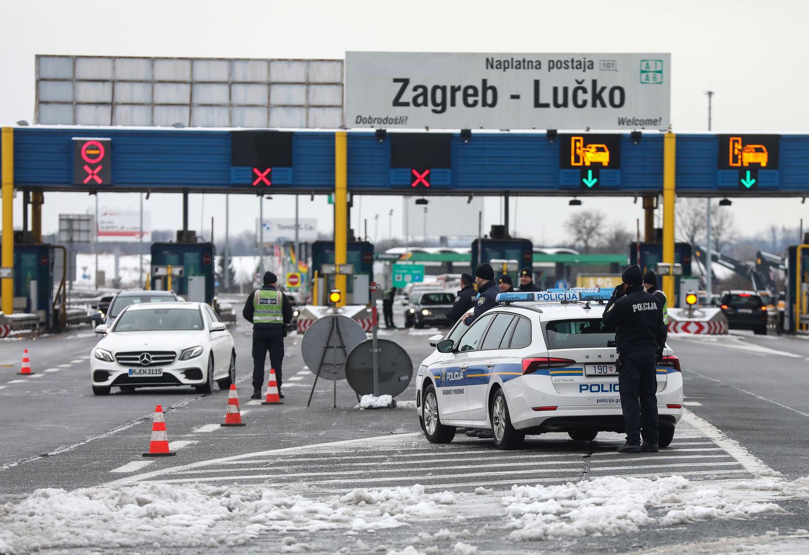 26.02.2023., Zagreb - Policija na NP Lucko docekuje navijace Hajduka koji na utakmicu moraju ici pod pratnjom policije s obzirom da je utakmica proglasena utakmicom visokog rizika. Photo: Zeljko Hladika/PIXSELL