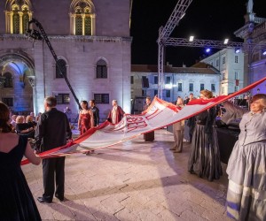 25.08.2022., Ispred katedrale, Dubrovnik - Koncertom Simfonijskog orkestra Hrvatske radiotelevizije pod ravnanjem maestra Ivana Repusica kojima su se pridruzili operna zvijezda, sopranistica Adela Zaharia i mladi tenor Filip Filipovic ispred Katedrale, a potom i simbolicnim slaganjem barjaka Libertas, zatvorene su 73. Dubrovacke ljetne igre. Photo: Grgo Jelavic/PIXSELL