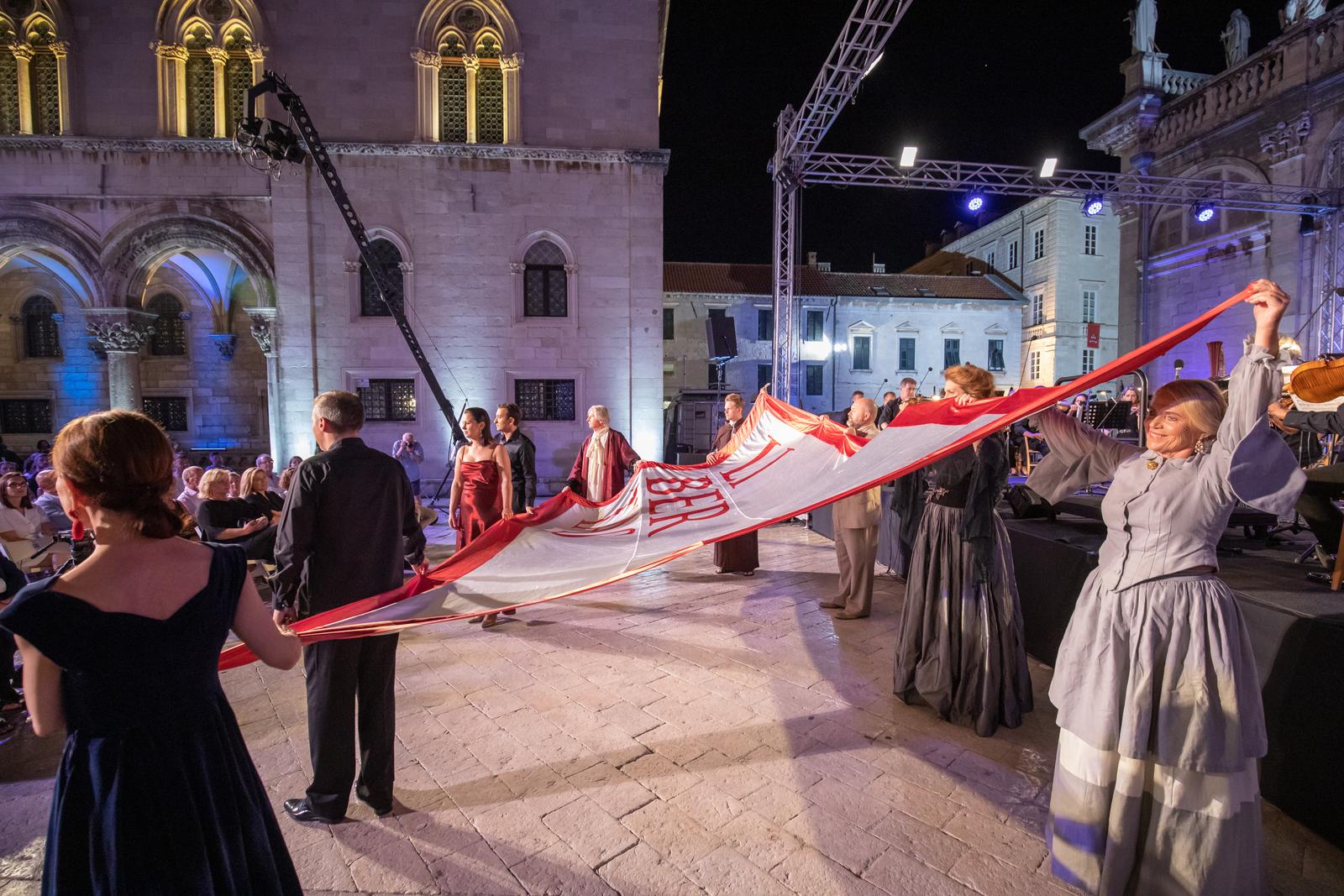 25.08.2022., Ispred katedrale, Dubrovnik - Koncertom Simfonijskog orkestra Hrvatske radiotelevizije pod ravnanjem maestra Ivana Repusica kojima su se pridruzili operna zvijezda, sopranistica Adela Zaharia i mladi tenor Filip Filipovic ispred Katedrale, a potom i simbolicnim slaganjem barjaka Libertas, zatvorene su 73. Dubrovacke ljetne igre. Photo: Grgo Jelavic/PIXSELL