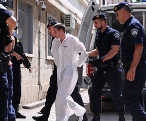 26.08.2022., Zadar - Privodjenje Duska Tanaskovica koji je osumnjiceni za likvidaciju Gorana Vlaovica jucer ispred kluba ‘Noa‘ na plazi Katarelac. Tanaskovic je doveden u Zupanijsko drzavno odvjetnistvo u Zadru uz osiguranje pripadnika interventne policije s dugim cijevima. Photo: Dino Stanin/PIXSELL