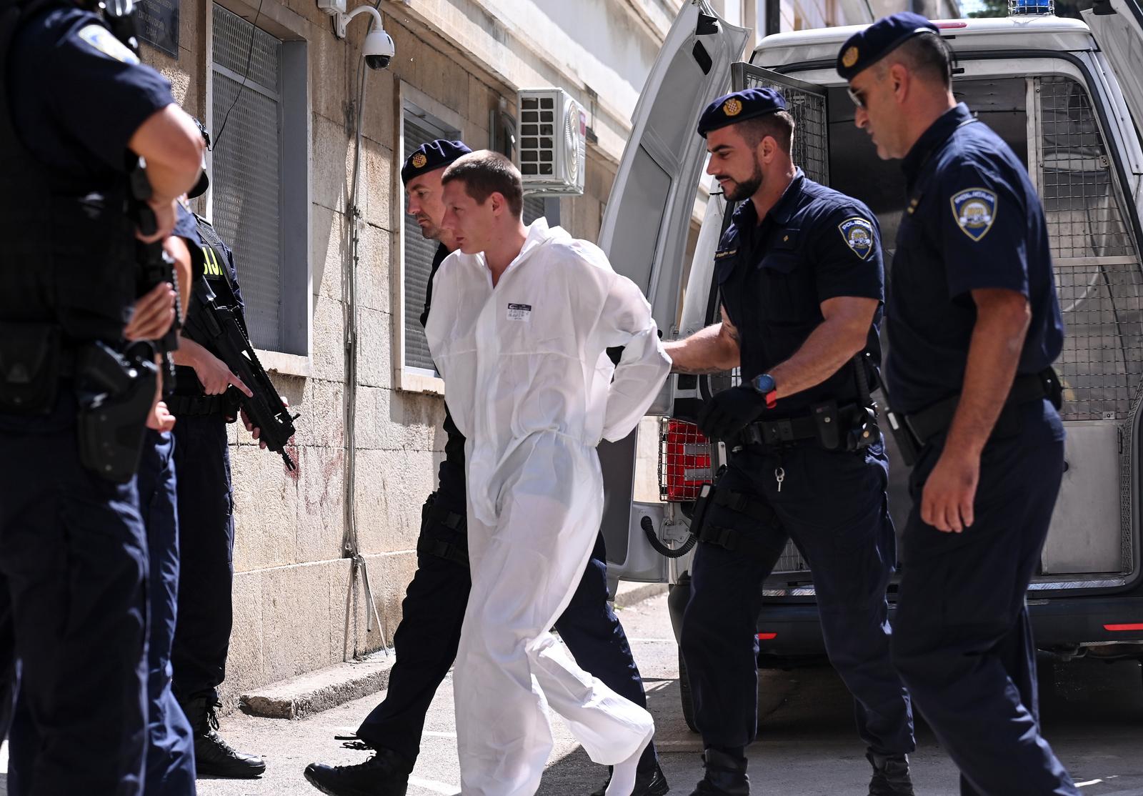 26.08.2022., Zadar - Privodjenje Duska Tanaskovica koji je osumnjiceni za likvidaciju Gorana Vlaovica jucer ispred kluba ‘Noa‘ na plazi Katarelac. Tanaskovic je doveden u Zupanijsko drzavno odvjetnistvo u Zadru uz osiguranje pripadnika interventne policije s dugim cijevima. Photo: Dino Stanin/PIXSELL