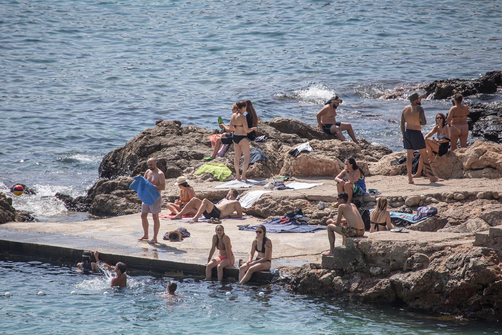 26.08.2022., Plaza Banje, Dubrovnik - Guzve i vrucine ne prestaju na dubrovackom podrucju. Jedino pravo osvjezenje je u moru.  Photo: Grgo Jelavic/PIXSELL