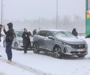 27.02.2023., Odmoriste Janjce -  Odmoriste Janjce na autocesti A1 izmedju Otocca i Gospica gdje su ljudi zapeli u snijegu , neki su tamo od  nedjelje od 16:00. Veliko nevrijeme  zahvatilo je Hrvatsku, snijeg je napravio prekid u prometu koji i dalje traje,a  Dalmacija je odsjecena od ostatka Hrvatske Photo: Krisitna Stedul Fabac/PIXSELL