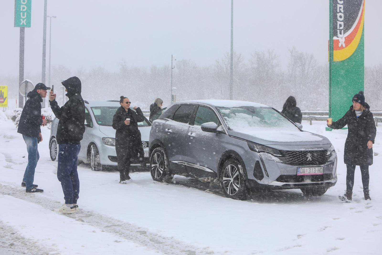 27.02.2023., Odmoriste Janjce -  Odmoriste Janjce na autocesti A1 izmedju Otocca i Gospica gdje su ljudi zapeli u snijegu , neki su tamo od  nedjelje od 16:00. Veliko nevrijeme  zahvatilo je Hrvatsku, snijeg je napravio prekid u prometu koji i dalje traje,a  Dalmacija je odsjecena od ostatka Hrvatske Photo: Krisitna Stedul Fabac/PIXSELL