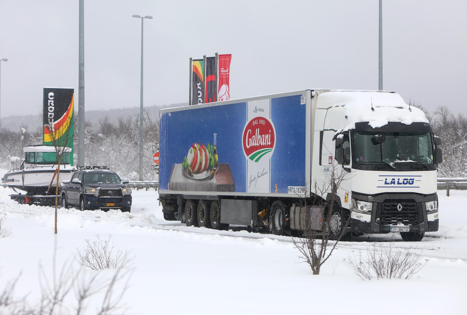 27.02.2023., Odmoriste Janjce -  Odmoriste Janjce na autocesti A1 izmedju Otocca i Gospica gdje su ljudi zapeli u snijegu , neki su tamo od  nedjelje od 16:00.
Veliko nevrijeme  zahvatilo je Hrvatsku. snijeg je napravio prekid u prometu koji i dalje traje, Dalmacija je odsjecena od ostatka Hrvatske
