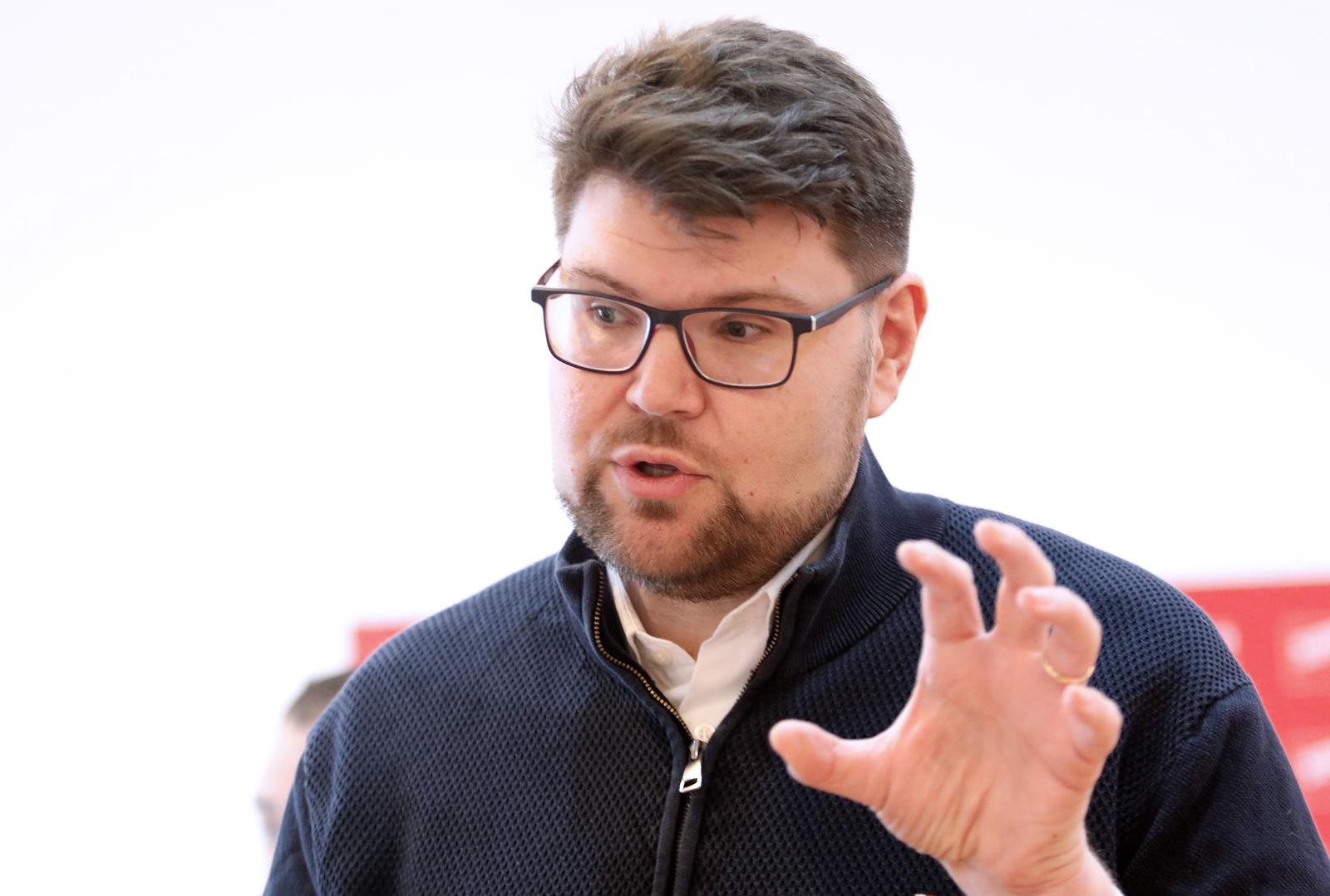 27.02.2023.,Sibenik-Povodom boravka u Sibeniku, predsjednik SDP-a Hrvatske Pedja Grbin osvrnuo se na situaciju u zemlji i iznio program SDP-a za naredni period.Uz predsjednika SDP-a Hrvatske,predsjednik SDP-a Sibensko-kninske zupanije Karlo Klarin izlozio je stanje u zupanijskoj skupstini i problemima u gradu. Nakon izlaganja oba su odgovarala na pitanja nazocnih novinara. Photo: Dusko Jaramaz/PIXSELL