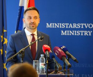 27.06.2022., Zagreb - Ministar rada, mirovinskog sustava, obitelji i socijalne poltike Marin Piletic svecano je urucio ugovore o dodjeli bespovratnih sredstava iz Poziva "Osiguravanje skolske prehrane za djecu u riziku od siromastva" Photo: Zeljko Hladika/PIXSELL