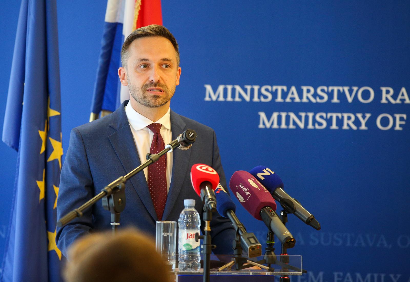 27.06.2022., Zagreb - Ministar rada, mirovinskog sustava, obitelji i socijalne poltike Marin Piletic svecano je urucio ugovore o dodjeli bespovratnih sredstava iz Poziva "Osiguravanje skolske prehrane za djecu u riziku od siromastva" Photo: Zeljko Hladika/PIXSELL