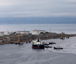 28.09.2019., Omisalj- Uplovljavanje 240 metarskog tankera Albanel natovareneg sirovom naftom na vezove Janafa u omisaljskoj luci. Tankeru su u pristajanju na vez naftnog terminala Janafa pomagala cetiri remorkera.rPhoto: Boris Scitar/Vecernji list/PIXSELL