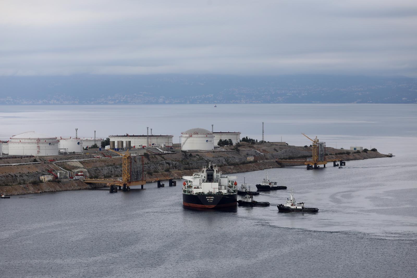 28.09.2019., Omisalj- Uplovljavanje 240 metarskog tankera Albanel natovareneg sirovom naftom na vezove Janafa u omisaljskoj luci. Tankeru su u pristajanju na vez naftnog terminala Janafa pomagala cetiri remorkera.rPhoto: Boris Scitar/Vecernji list/PIXSELL
