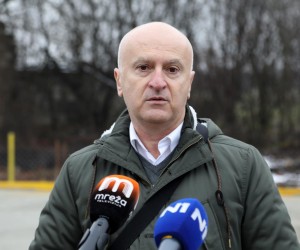 28.12.2021., Sisak - Savska 169 - Obitelj Brlic kojima je kuca stradala u potresu, s petero djece su vec godinu dana u kontejneru. Grad Vrbovec je kroz donacije poceo graditi kucu za sedmeroclanu obitelj. Press konferenciju su odrzali clanovi SDP-a Kristina Ikic Banicek i Peda Grbin, te SDP-ov europarlamentarac Predrag Fred Matic.   Photo: Edina Zuko/PIXSELL