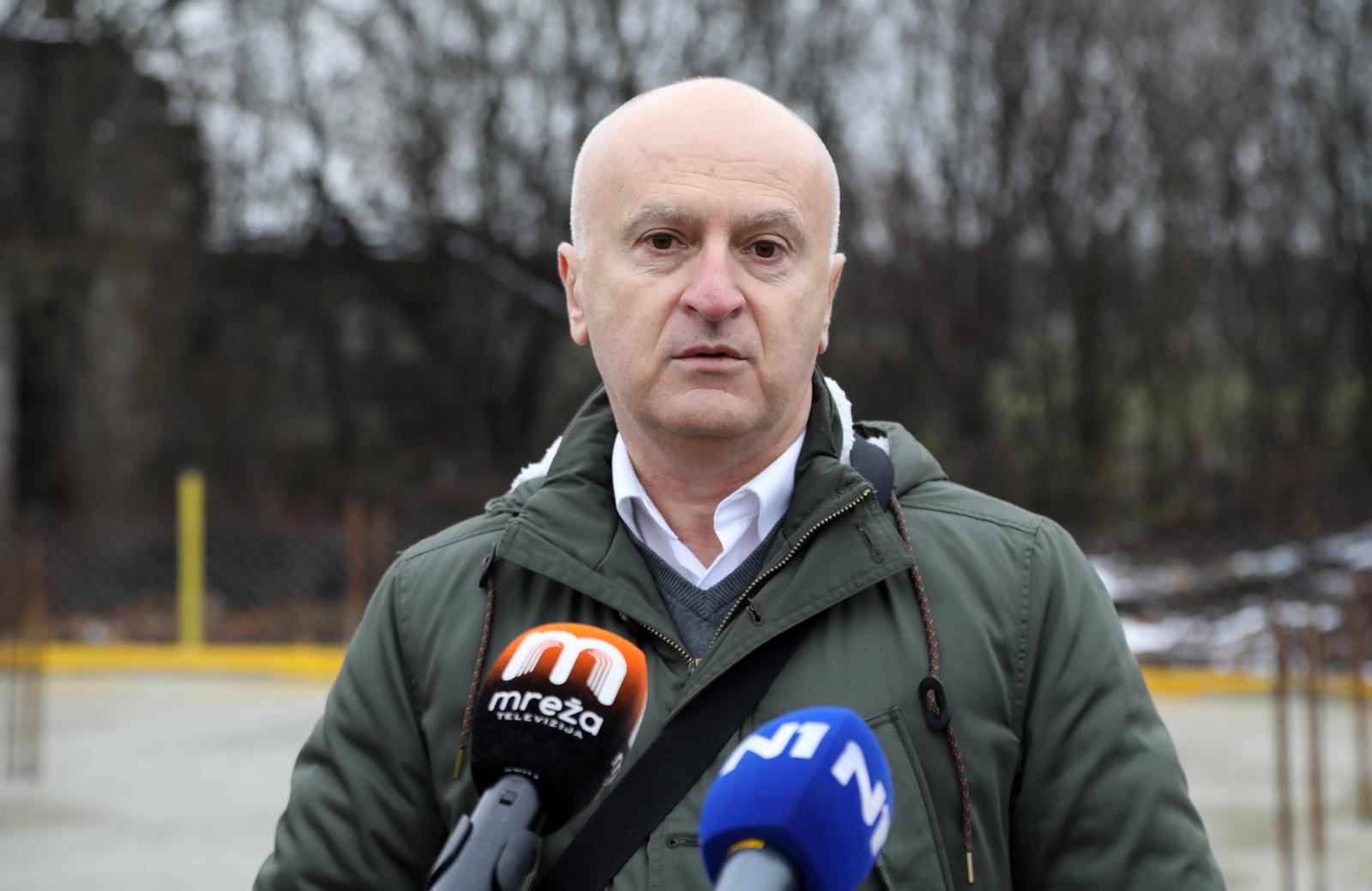 28.12.2021., Sisak - Savska 169 - Obitelj Brlic kojima je kuca stradala u potresu, s petero djece su vec godinu dana u kontejneru. Grad Vrbovec je kroz donacije poceo graditi kucu za sedmeroclanu obitelj. Press konferenciju su odrzali clanovi SDP-a Kristina Ikic Banicek i Peda Grbin, te SDP-ov europarlamentarac Predrag Fred Matic.   Photo: Edina Zuko/PIXSELL