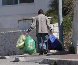 29.03.2015., Split - Sakupljac plasticnih boca. "nPhoto: Ivo Cagalj/PIXSELL