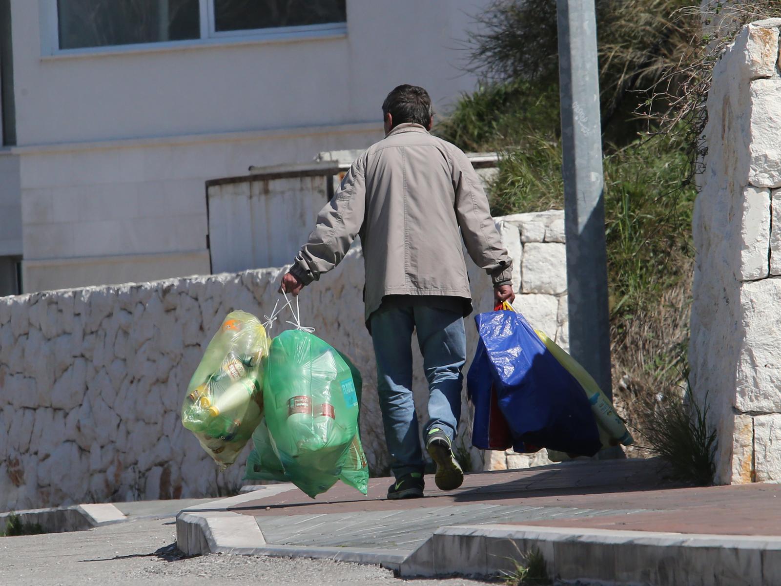 29.03.2015., Split - Sakupljac plasticnih boca. "nPhoto: Ivo Cagalj/PIXSELL