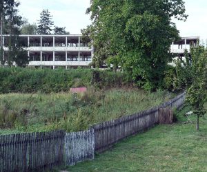 29.08.2022., Petrinja - Odrzano je je Javno predstavljanje projekta rekonstrukcije Srednje skole Petrinja. 
Republika Hrvatska kroz Projekt obnove nakon potresa i jacanje pripravnosti javnog zdravstva provodi projekt rekonstrukcije Srednje skole Petrinja. Rekonstrukcija se provodi iz zajma Svjetske banke. Lokacija nove Srednje skole Petrinja. Photo: Nikola Cutuk/PIXSELL