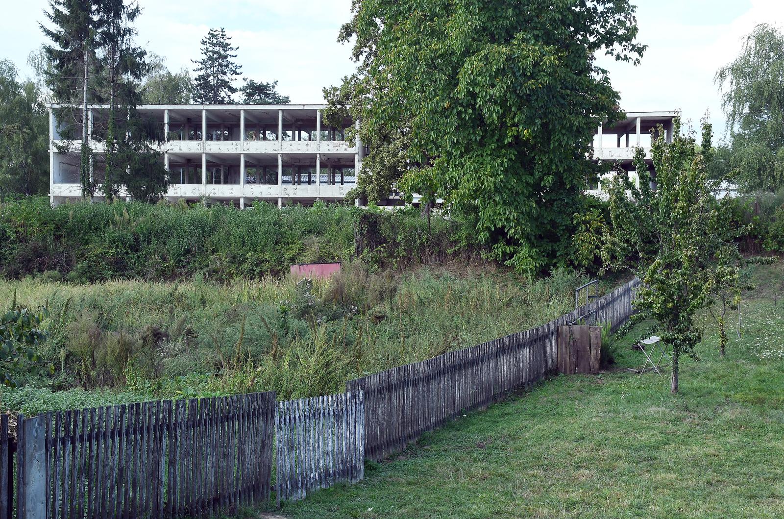 29.08.2022., Petrinja - Odrzano je je Javno predstavljanje projekta rekonstrukcije Srednje skole Petrinja. 
Republika Hrvatska kroz Projekt obnove nakon potresa i jacanje pripravnosti javnog zdravstva provodi projekt rekonstrukcije Srednje skole Petrinja. Rekonstrukcija se provodi iz zajma Svjetske banke. Lokacija nove Srednje skole Petrinja. Photo: Nikola Cutuk/PIXSELL
