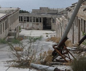 29.09.2019., Goli otok - Goli otok nalazi se u sjevernom dijelu Velebitkog kanala, izmedju otoka Raba, Prvica i Svetog Grgura .Goli otok u proslosti je sluzio za ispasu ovaca do 1. Svjetkog rata kada ga Austro-ugarska pretvara u logor za ruske zarobljenike. Nakon sukoba Josipa Broza Tita i iJosifa Visarionovica Staljina 1948. jugoslavenska vlast pretvara u logor za politicke zatvorenike. Do 1956. g. logor je spadao pod federalnu vlast, a zatim prelazi u nadleznost SR Hrvatske i u logor uz politicke zatvorenike smijestaju i zatvorenike koji su pocinili teske kriminalne radnje, ubojstva, kradje. Logor je prestao s radom 1988., a potpuno je napusten 1989. god. Goli otok sad posjecuju samo radoznali turisti i poneko izaslanstvo koje komemorirar stradale politicke zatvorenike. rPhoto: Boris Scitar/Vecernji list/PIXSELL