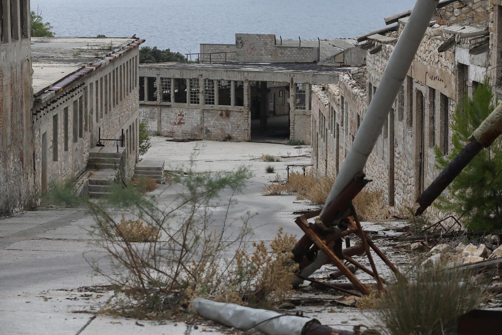 29.09.2019., Goli otok - Goli otok nalazi se u sjevernom dijelu Velebitkog kanala, izmedju otoka Raba, Prvica i Svetog Grgura .Goli otok u proslosti je sluzio za ispasu ovaca do 1. Svjetkog rata kada ga Austro-ugarska pretvara u logor za ruske zarobljenike. Nakon sukoba Josipa Broza Tita i iJosifa Visarionovica Staljina 1948. jugoslavenska vlast pretvara u logor za politicke zatvorenike. Do 1956. g. logor je spadao pod federalnu vlast, a zatim prelazi u nadleznost SR Hrvatske i u logor uz politicke zatvorenike smijestaju i zatvorenike koji su pocinili teske kriminalne radnje, ubojstva, kradje. Logor je prestao s radom 1988., a potpuno je napusten 1989. god. Goli otok sad posjecuju samo radoznali turisti i poneko izaslanstvo koje komemorirar stradale politicke zatvorenike. rPhoto: Boris Scitar/Vecernji list/PIXSELL