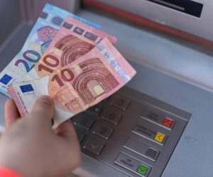 29.12.2022., Zagreb - Podizanje Eura na bankomatima u apoenima od 10 i 20. Photo: Igor Soban/PIXSELL