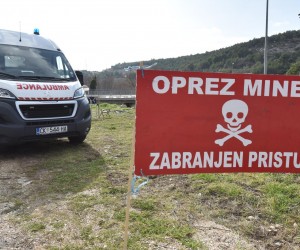 30.01.2018., Skradin - Zbog razminiranja u blizini izlaza s autoceste A-1 zatvoren je za promet izlaz - cvor Skradin. Promet se odvija obilazno. rPhoto: Hrvoje Jelavic/PIXSELL