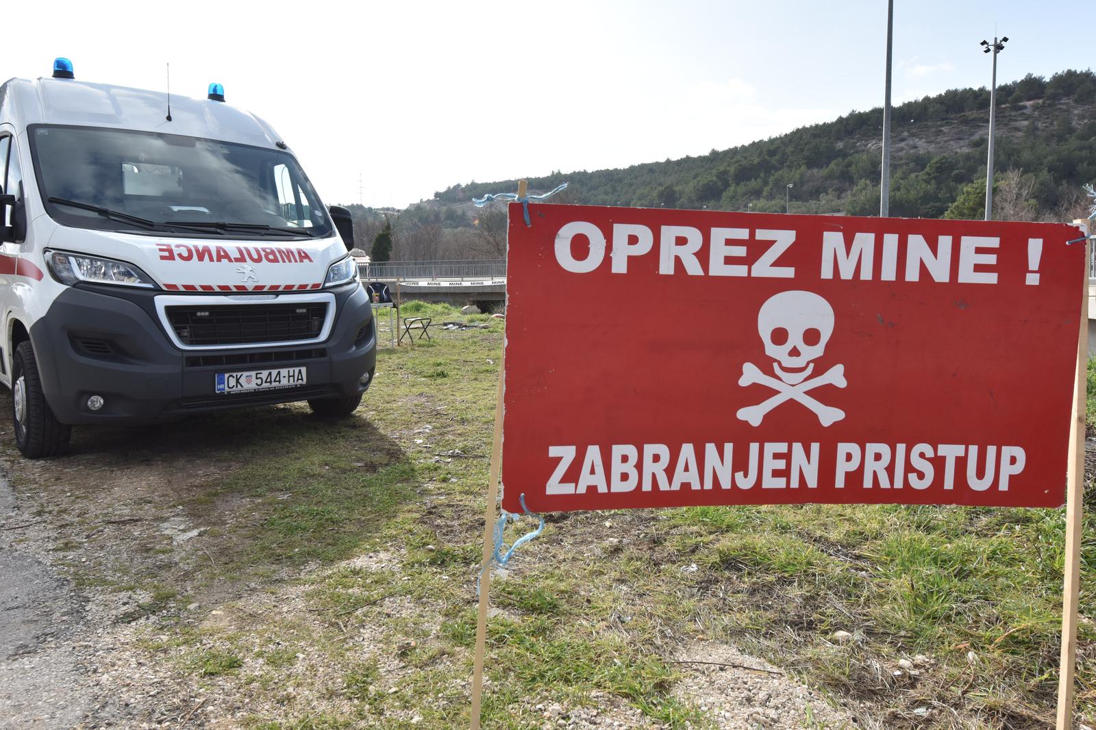 30.01.2018., Skradin - Zbog razminiranja u blizini izlaza s autoceste A-1 zatvoren je za promet izlaz - cvor Skradin. Promet se odvija obilazno. rPhoto: Hrvoje Jelavic/PIXSELL