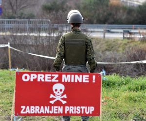 30.01.2018., Skradin - Zbog razminiranja u blizini izlaza s autoceste A-1 zatvoren je za promet izlaz - cvor Skradin. Promet se odvija obilazno. rPhoto: Hrvoje Jelavic/PIXSELL